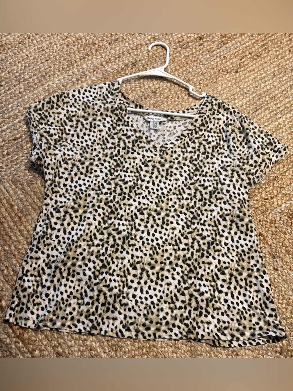 Tommy Bahama womens v-neck short sleeve leopard print tan black top size med